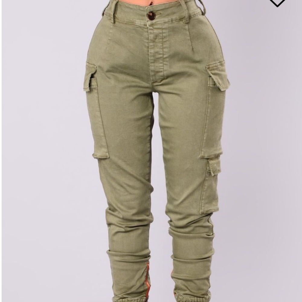 Green cropped cargo pants